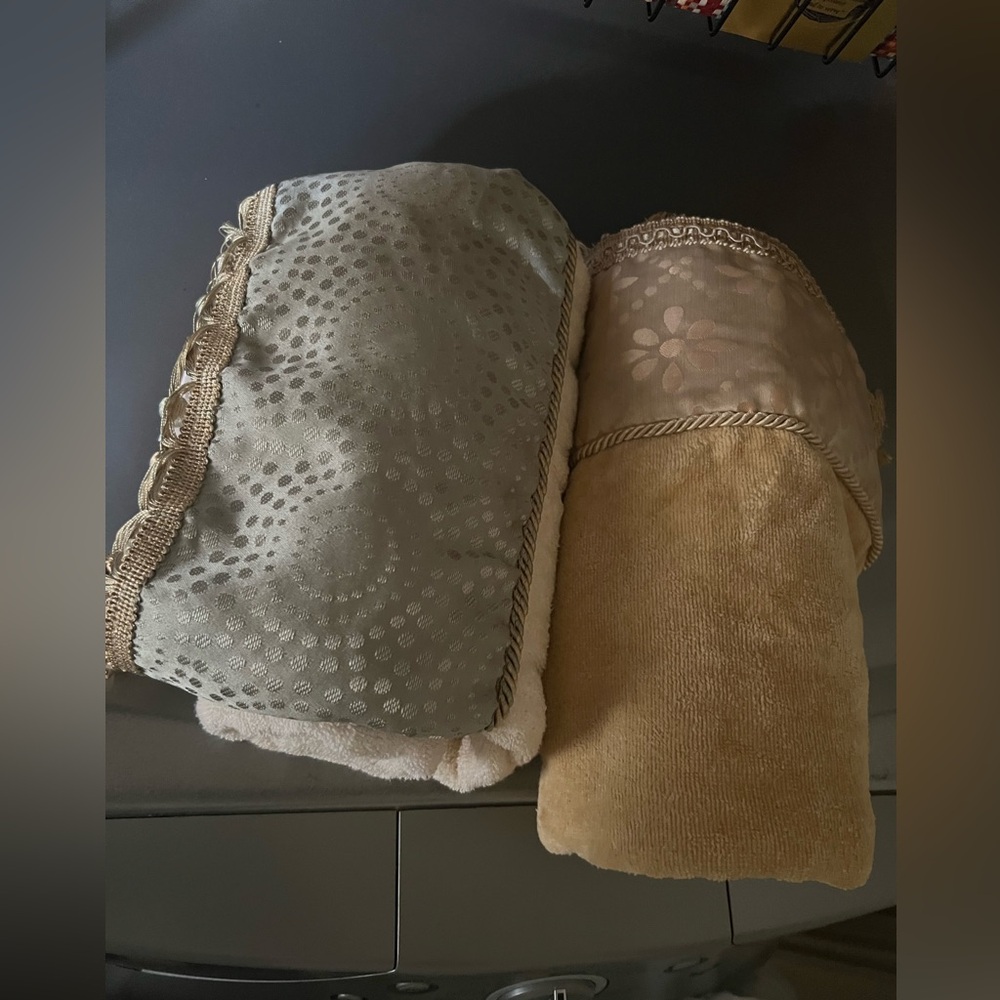 🥰❤️🥰Elegant Cream and Gold Decorative  towels - Picture 6 of 6